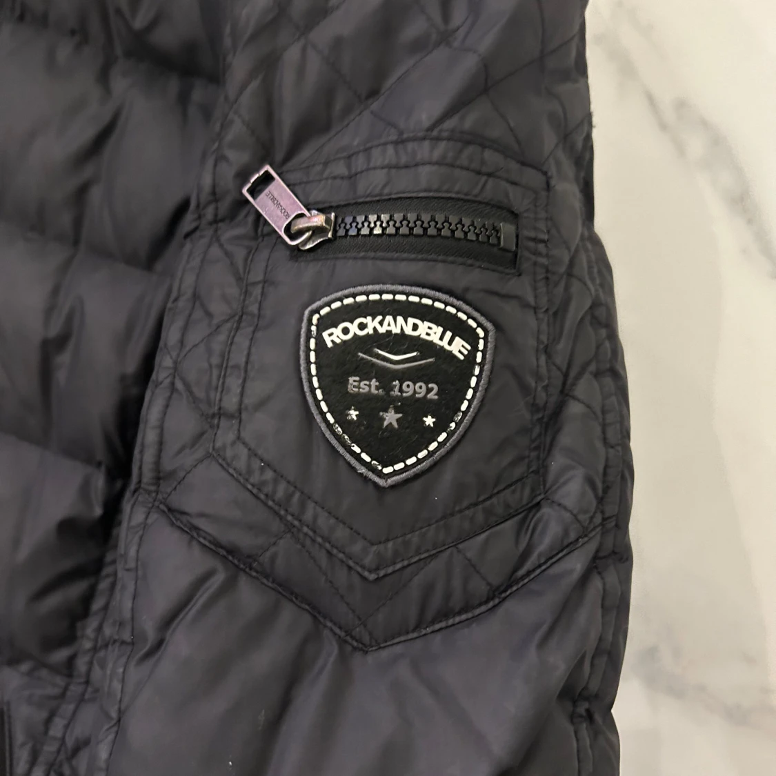 Svart quiltad jacka från Rockandblue - 91