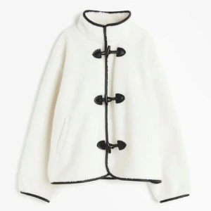 Vit teddyjacka med svarta detaljer - Vit teddyjacka från H&M. Fint skick!