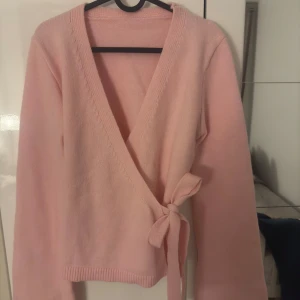 Rosa stickad omlott - Helt oanvänd, står ej vart den är ifrån eller vilken storlek det är men den sitter som en S skulle jag sagt. Ser ut som den slutsålda från gina! Kolla gärna in mina andra publiceringar!