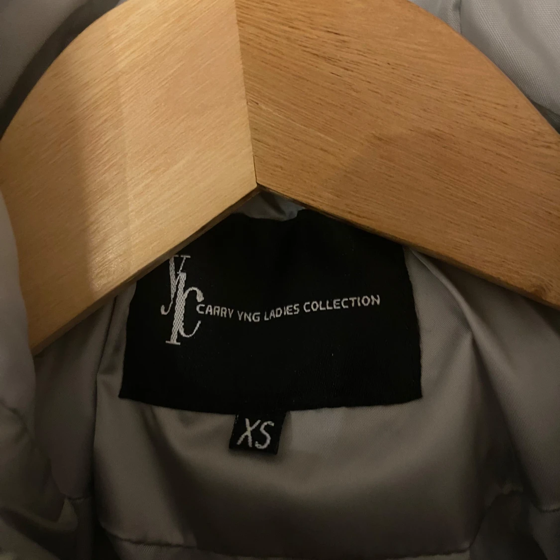 Grå lång dunjacka från Carry VNG - 91