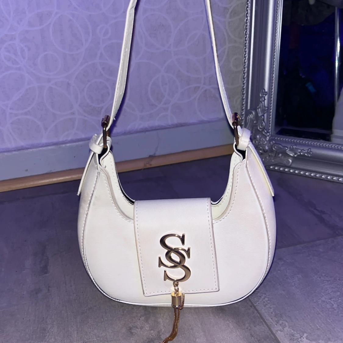 Vit axelväska med gulddetaljer