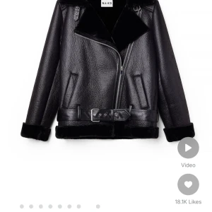 Svart skinnjacka från NA-KD - Snygg svart skinnjacka från NA-KD med dragkedja och bälte i midjan. Jackan har en klassisk bikerstil med långa ärmar och mjukt foder. knappt använt i det år jag haft den. Pris kan diskuteras!!