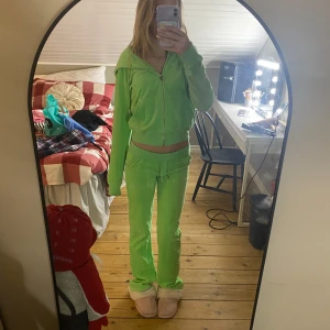 Gröna byxor från Juicy Couture - Säljer ett par gröna byxor från Juicy Couture. De har fickor där bak och snören där fram. Perfekt för en avslappnad stil med en touch av glamour. 💚