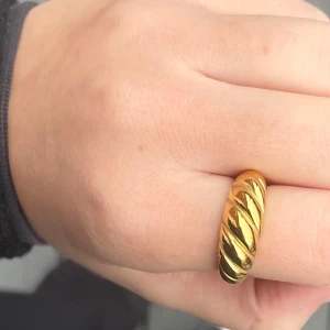 Guldig ring  - Ring i rostfritt stål med 18k guld plätering, storlek 8 från Linberg.se, säljer för använder ej guldsmycken längre, nypris 289kr