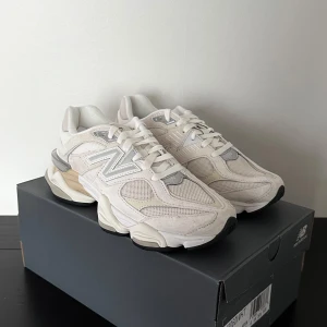 Helt nya New Balance 9060 - New Balance 9060 ”Sea Salt/Moonbeam” i strl 39.5. Helt nya och oanvända! Nypris 2200kr