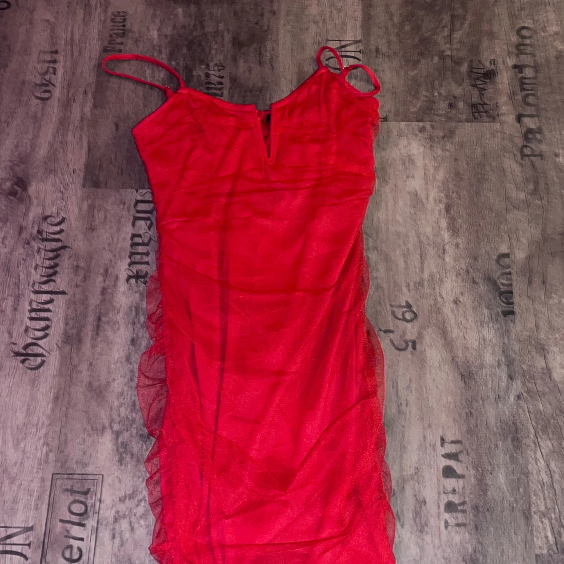 Röd klänning med smala axelband - 90