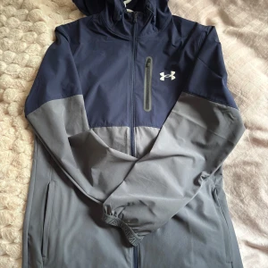 Under Armour vanish jacka limited  - Säljer en limiterad jd exklusiv under armour vanish jacka som är knappast använd och köpt för nån vecka sen på JD sports. Storlek M. Bara att höra av sig vid funderingar! Fastpris då jag inte har bråttom av att få den såld🙂