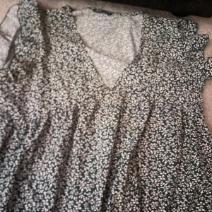 Fin blommig klänning  - En fin blommig klänning använd få gånger och i bra skick 🤍