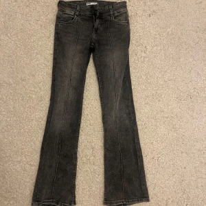 Grå lågmidjade  bootcut jeans - Snygga grå bootcut jeans med en låg midja