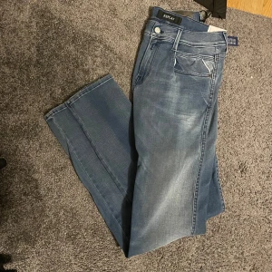 Replay Anbass - Snygga blå jeans från Replay modell Anbass. Helt nya och aldrig använda. Kvitto finns ifall ni vill se de. Storlek är 30/31. Passar mig som är 175 o väger 70kg. Nypris: 899, pris kan diskuteras vid snabb affär. 