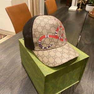 Snake Gucci Keps - Använt fåtal gånger, box och dustbag ingår. Priset är ej hugget i sten!