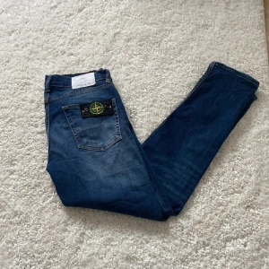 Stone Island Jeans M31 L34 - Stilrena Blåa jeans från Stone Island i storlek 31 (i midja) och storlek 34 (i längd). Passformen är lite mer skinny och passar mycket bra till Casual outfit och också grischstilen! Utropspris är 1000kr men kan sänkas till 800 vid intresse, med tanke på märket och att dessa inte säljs i butik längre ligger priset just vid denna prislappen! Stone Island är också ett mycket fint märke som alltid levererar bra kvalité på deras kläder! Jeansen är i lite mindre storlek, passar från 12-16 års ålder