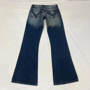 Lågmidjade bootcut jeans med dragkedjor på fickorna🤩 - Kan INTE ta bild med dem på pga försmå ❤️ Midja 35 cm rakt över, gren 18 cm och innerben 81 cm. Märkta som W26 men mer W23-24. Nya med lappen kvar men gula missfärgningar som syns på bilderna!