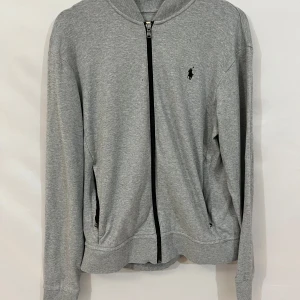 Ralph lauren zip up - En jättefin zip up längärmad fràn ralph lauren. Den är äkta och nyskick men har ingen nack-tagg. Storlek: M. Kom med bud!