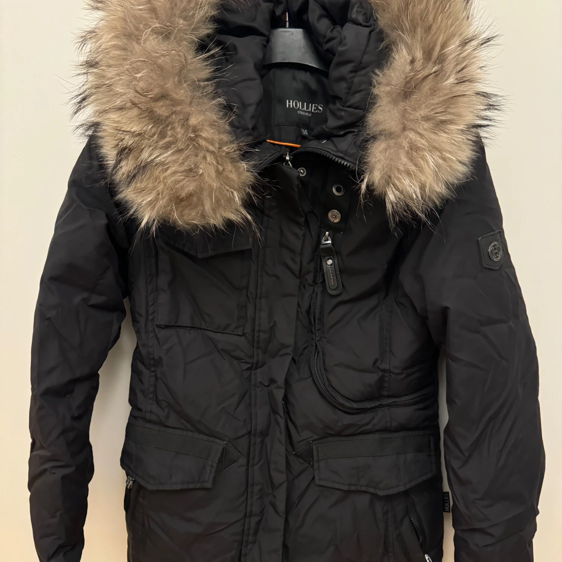 Svart parkajacka från Hollies