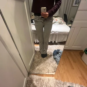 Låg midjade byxor 152  - Låg midjade byxor från Gina Young super fina o bara andvänt nära gångens då dom blev för små. Skriv för mer bilder och info 