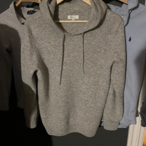 Merino ull hoodie  - Säljer en stilren grå hoodie från Garde Grisch i storlek XS. Tröjan har en klassisk design med dragsko i huvan och ribbade muddar vid ärmslut och nederkant. Perfekt för en avslappnad look andvänd ett par gånger ny pris:950 mitt pris: 649 nästa helt oandvänd skicka prisförslag gärna. Xs passar även S