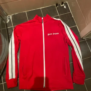 Röd palm angels tracksuit  - Säljer pga fel storlek om det finns intresse att byta tveka inte på att kontakta 