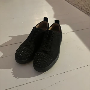 Lobutins  - Säljes för att dom inte användes längre. Använda Max 5 gånger och köpte dom för 1 år sedan. Inte slitna eller skadade alls. Fick dom i julklapp för ett år sedan. Storlek 45 och jag har 44,5 och dom sitter perfekt. Köparn står för frakt!