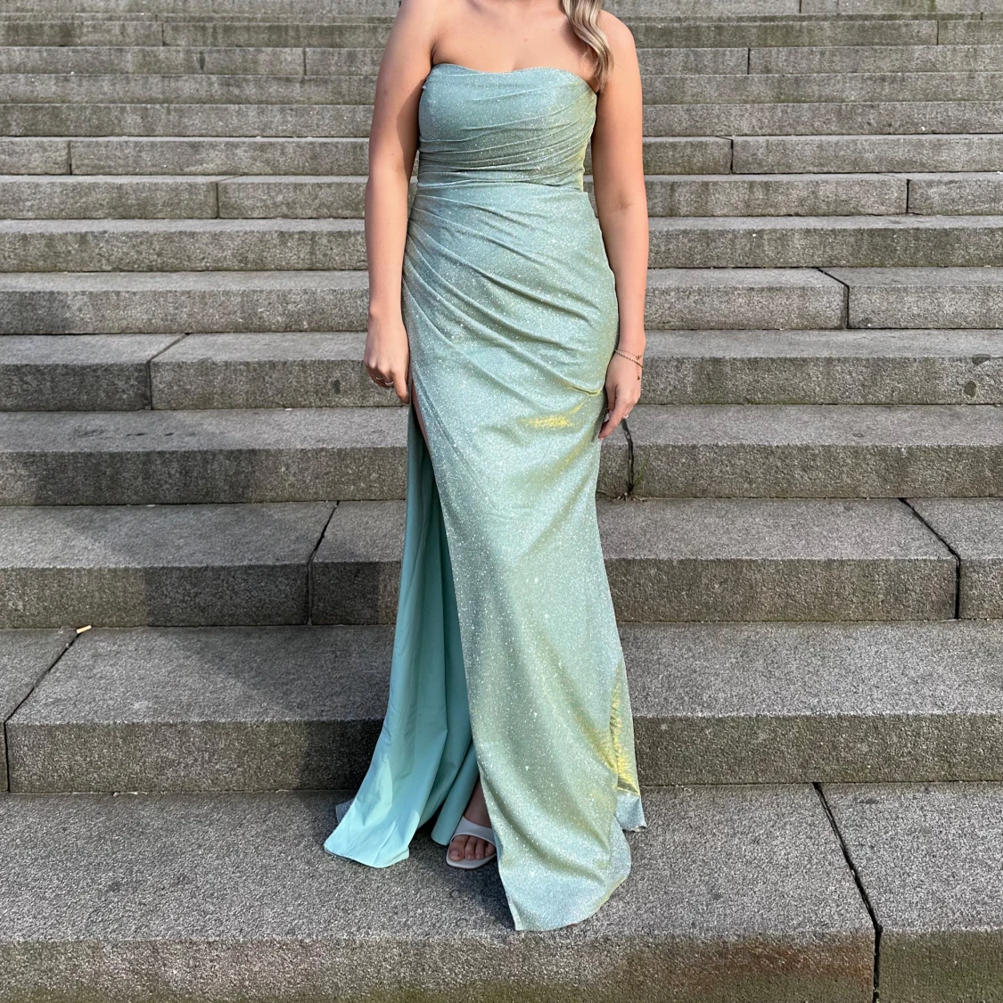 Glittrig mintgrön axelbandslös balklänning - 92