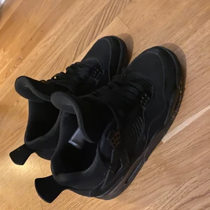 Svarta sneakers från Nike - Snygga svarta Nike sneakers med klassisk design och snörning. Perfekta för en stilren look.