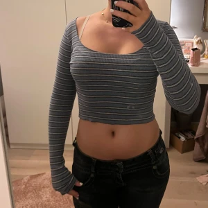 Fin långärmad topp  - Jättefin blå vit randig topp som tyvärr inte kommer till användning, tröjan är använd endast 1/2 gånger och är därför i väldigt bra skick. One size men passar xs-m!!