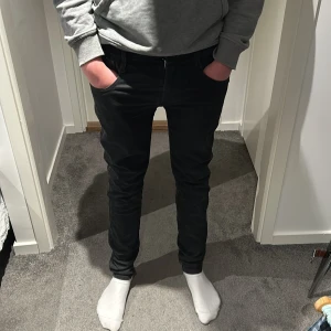 Replay Jeans - Tja säljer ett par Replay jeans. De är Anbass Hyperflex och är storlek 30/32. Priset kan diskuteras.