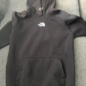 Svart hoodie från The North Face - Säljer en svart hoodie från The North Face med logga på bröstet och ärmen. Köpt för ungefär 3-4 månader sedan. Storlek M