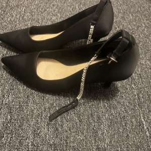 Svarta klacka  med diamant detalj - Eleganta svarta klackar. Använda fåtal gånger😍😍😍