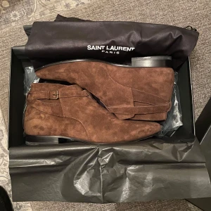 Saint Laurent cropped Jodpur boots - Fresh låga slp boots från fw15, riktigt skön brun mocka med svart läder/gummi sula. Knappt använda så i riktigt bra skick, även sulan. Strlk 42,5 passar 43. Skulle säga att det passar bäst till varmare väder utan slask, bör nog inte användas i varken regn eller snö.