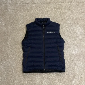 Mörkblå sail väst  - Snygg mörkblå tjock dunväst från Sail Racing, den är i det bästa skicket! Inga täcken på användning. Storleken är M men passar S, Nypris ca 2499, men säljes nu för 999🙀 mvh 101 