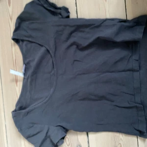 Grå t-shirt från Divided - Säljer en enkel grå t-shirt från Divided H&M! Passar S/M