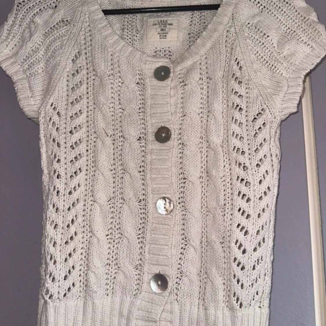 Vit stickad kofta med knappar - 91