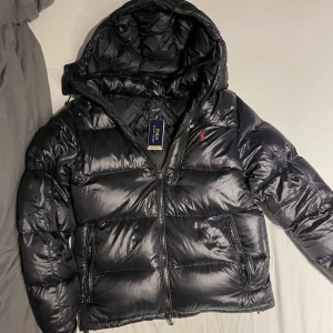 Ralph Lauren Jacka - Polo Ralph Lauren Pufferjacket | Glossy | svart | helt ny | tags kvar (kvitto finns digitalt) | skick 10/10 | för mer info skriv privat