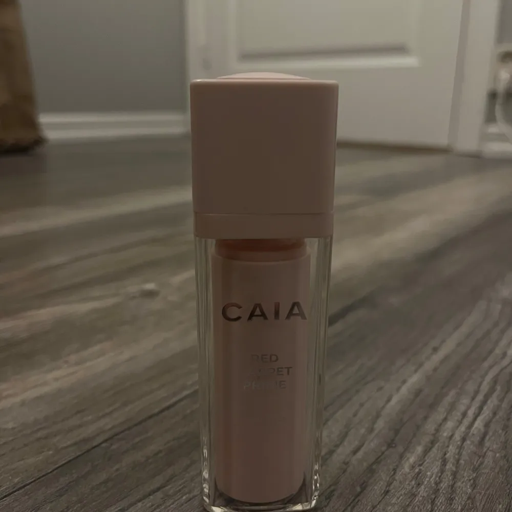Snygg primer från CAIA i nyansen Light to Medium. Perfekt för att skapa en jämn och strålande bas. Kommer i en stilren flaska med pumpfunktion för enkel applicering. Ord pris 325kr. Beauty.