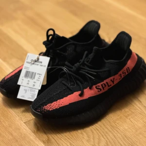 Adidas Yeezy Boost 350 V2  - Helt nya oanvända Adidas Yeezy Boost 350 V2. Tyvärr inte kommit till användning!