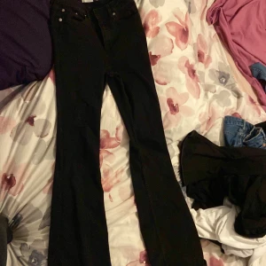 Svarta bootcut jeans - Snygga svarta bootcut jeans använt 1 gång