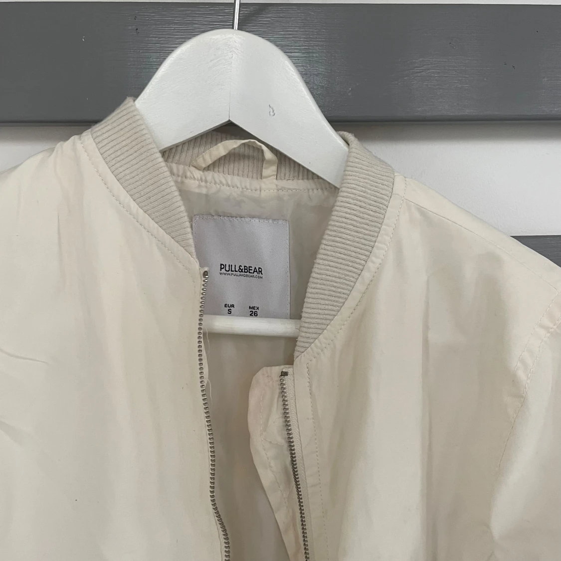 vit bomberjacka från Pull&Bear - 92