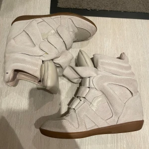 Isabel Marant Bekett - Säljer nu mina Isabel marant bekett sneakers då de inte kommer till användning, de är i storlek 37 men skulle säga att de är stora i storlek och även passar 38