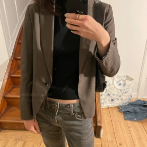 brun kavaj  - brun kavaj, storlek L men liten i storleken - passar mig som vanligtvis har S!