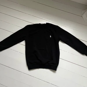 Ralph Lauren sweatshirt  - Skick 10/10 🙌 |Sitter även väldigt bra runt halsen tillskilland från många andra | Storlek S men kan passa mindre och större. | Kom med frågor!