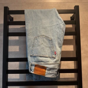 Levis 501 Herr - Helt oanvända Levis 501:or, ljusblå färg😊Lappen är avtagen men har ej används, inga fläckar eller små fel på dom💕original pris 1100kr