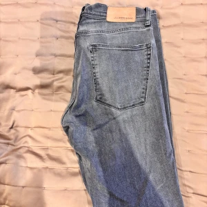 Grå jeans från J.Lindeberg - Snygga grå jeans från J.Lindeberg. De har en normal passform och skicket är grymt. Säljer då dom är för stora för mig. 
