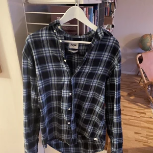 Mörkblå Flanell skjorta från Acne - Snygg mörkblå flanell skjorta från Acne. Den är väldigt bra skick! Storlek 46, sitter som M