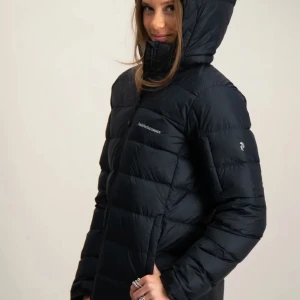 Svart peak performance jacka - Säljer den då jag inte använder den längre. I mycket bra skick, inga defekter. Köpte den för 2500. Storlek 170, ungefär xs-s.