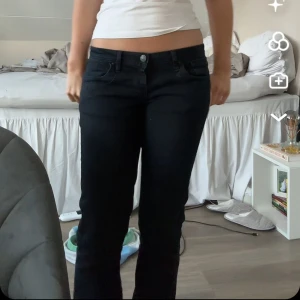 Mörkblå lågmidjade bootcut  jeans - Jättesnygga svarta bootcut ltb jeans med låg midja. Säljer pga av att det inte kommer till användning. Har en liten missfärgning längst ner men inget som syns jättemycket.💗
