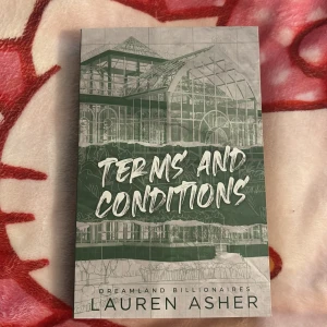 Terms and Conditions (del 2) - Boken 'Terms and Conditions' av Lauren Asher är del två i serien Dreamland Billionaires. Den handlar om Declan och Iris, och deras komplicerade relation i en värld av affärsimperier och familjeförväntningar. Perfekt för dig som gillar romantik och drama.