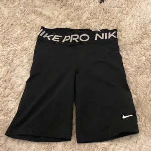 Nike pros - Säljer dessa välanvända Nike pros som är i längd som cykelbyxor. Säljer då de bara ligger i garderoben❤️