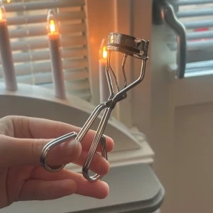 Caia Ögonfransböjare  - Säljer min ögonfransböjare från Caia. Gummi saken är lite sliten men är lätt att byta ut. Nypris 155kr! Själva böjaren är knappt använd bara gummit som är slitet