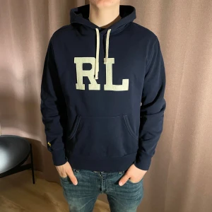 Ralph Lauren hoodie  - Säljer en riktigt fet Ralph Lauren hoodie! Storlek M! Hör gärna av dig om du har frågor!